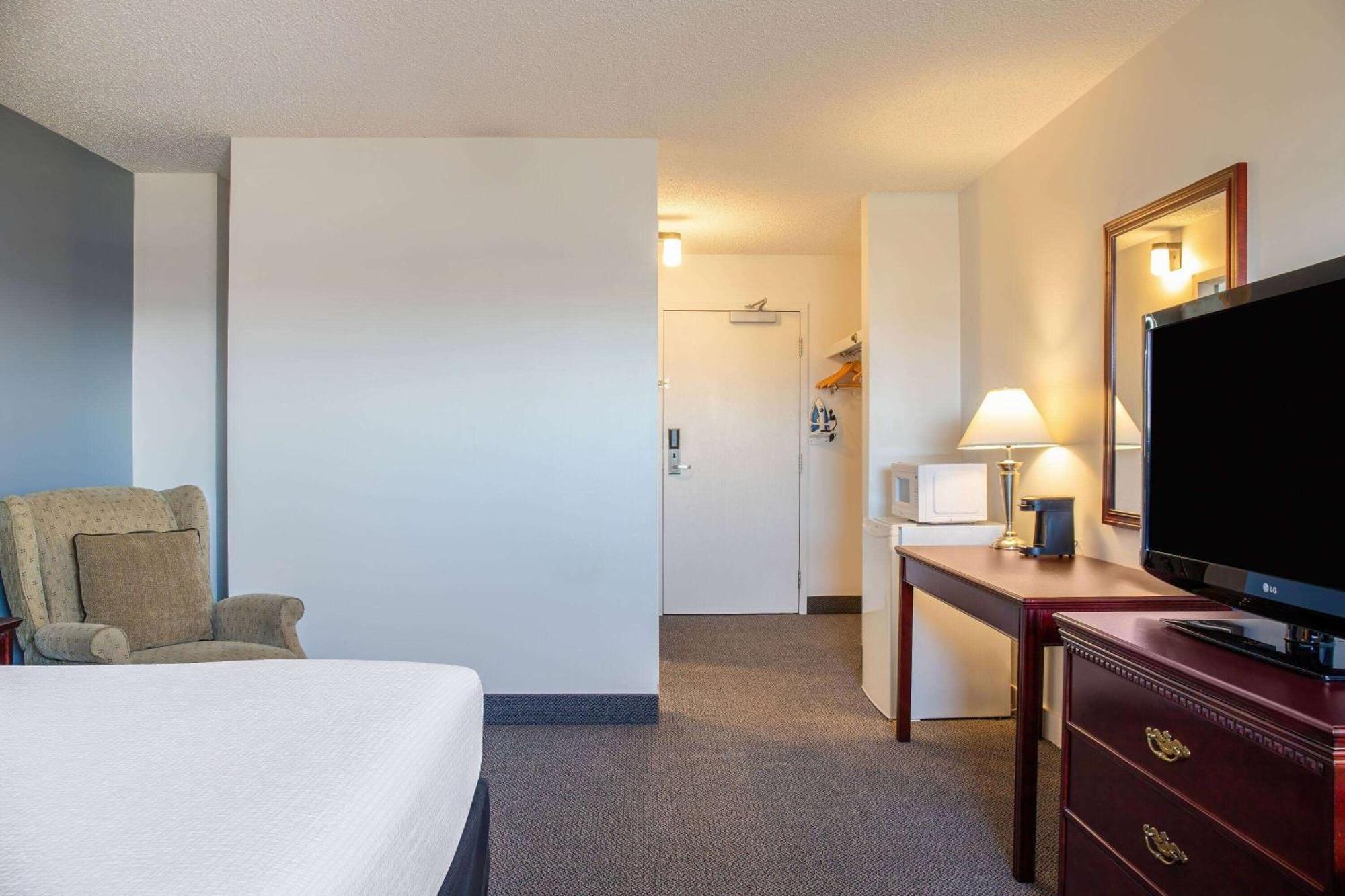 Days Inn & Conference Centre By Wyndham Camrose Norsemen Exterior photo