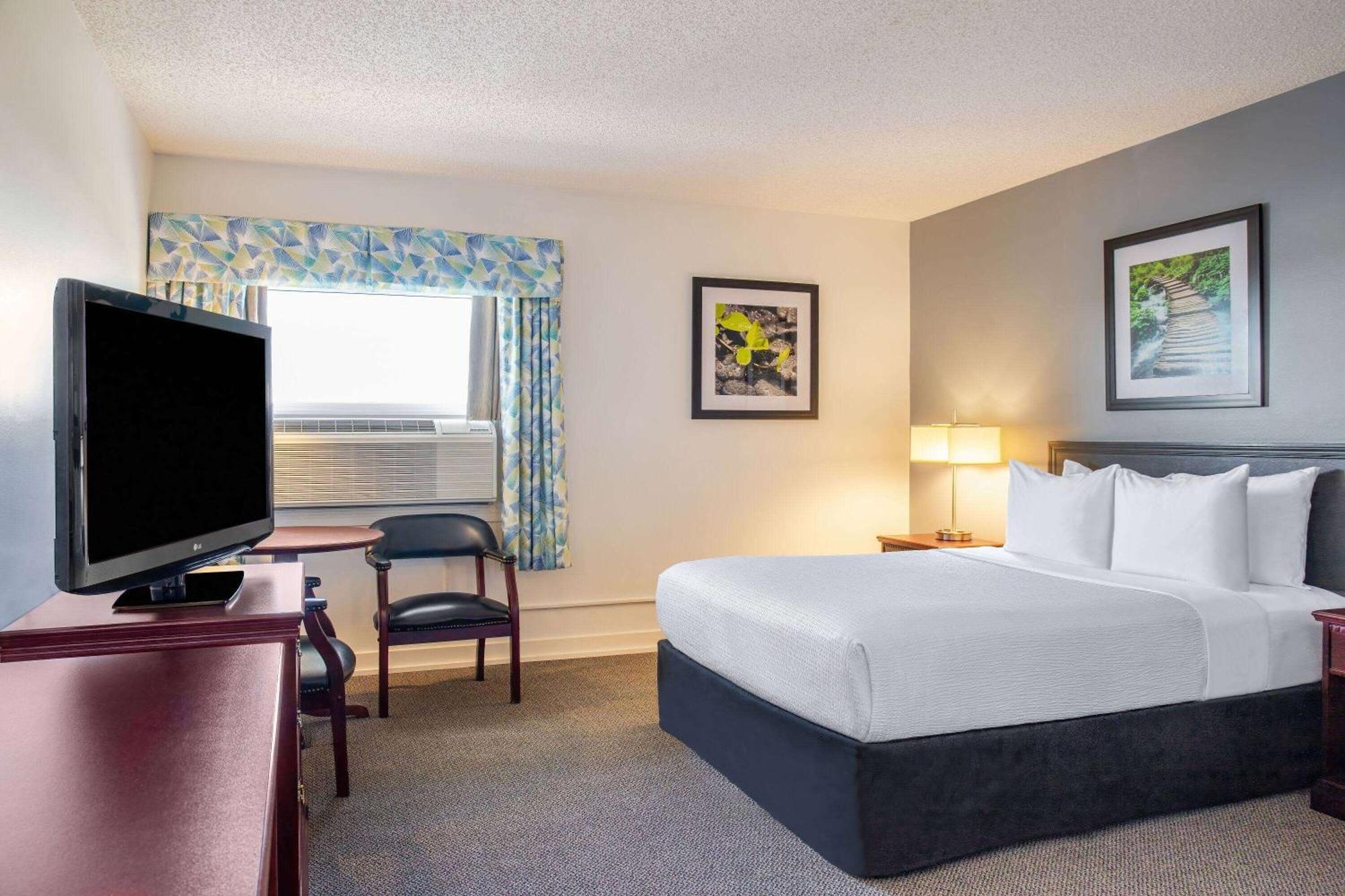 Days Inn & Conference Centre By Wyndham Camrose Norsemen Exterior photo
